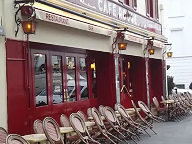 a row of chairs sitting outside of a restaurant